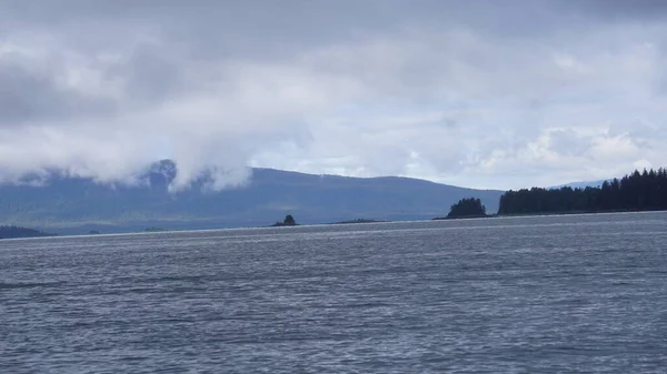 アラスカのフィヨルドの山と海の風景 — ストック写真