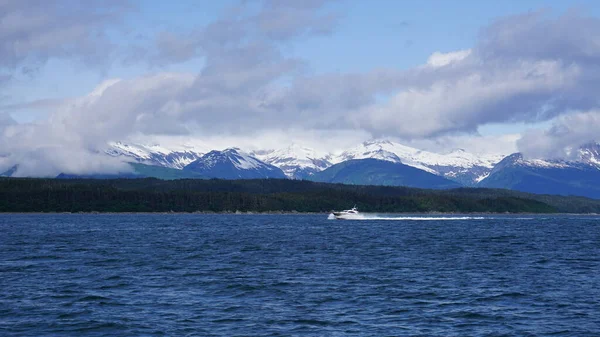 Bir Balina Safariyi Izlerken Alaska Fiyordunda Manzara — Stok fotoğraf