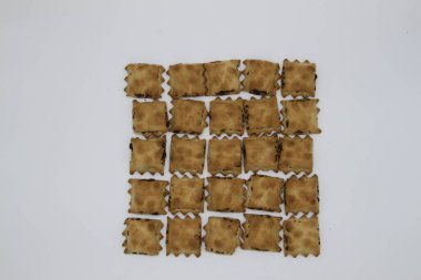 Beyaz arka planda çikolata dolu mısır gevrekleri