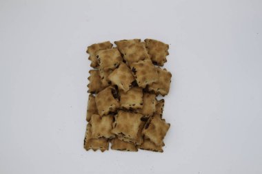 Beyaz arka planda çikolata dolu mısır gevrekleri