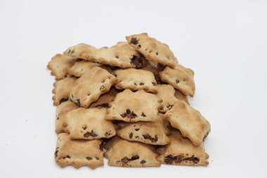 Beyaz arka planda çikolata dolu mısır gevrekleri