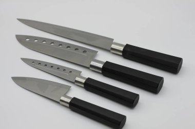 Beyaz arka planda profesyonel mutfak bıçakları