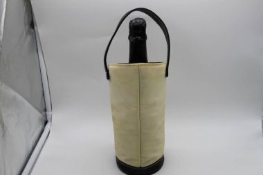 Şampanyayı soğutucu torbaya koy.