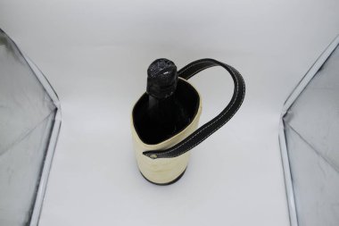 Şampanyayı soğutucu torbaya koy.