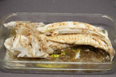 Cam tepside pişirilmiş maymunbalığı.