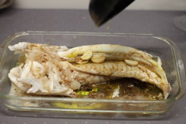 Zeytinyağı, sarımsak, biber ve sirke ile pişirilmiş maymun balığı.