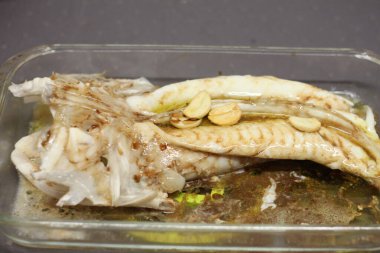 Zeytinyağı, sarımsak, biber ve sirke ile pişirilmiş maymun balığı.