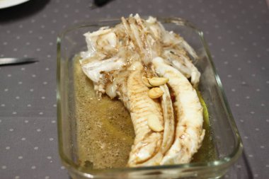 Cam tepside pişirilmiş maymunbalığı.