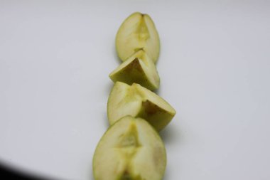 elma beyaz arkaplanda çeyrekliklere bölünür