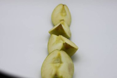 elma beyaz arkaplanda çeyrekliklere bölünür