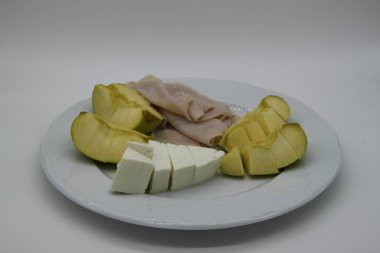 sağlıklı kahvaltı, taze meyve, protein ve süt ürünleri