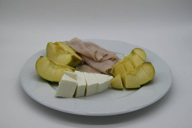 sağlıklı kahvaltı, taze meyve, protein ve süt ürünleri