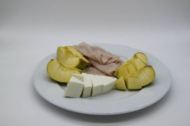 sağlıklı kahvaltı, taze meyve, protein ve süt ürünleri