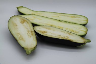 Beyaz arka planda patlıcan ve kabak kesimi