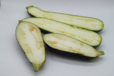 Beyaz arka planda patlıcan ve kabak kesimi