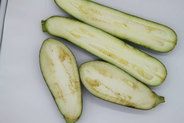 Beyaz arka planda patlıcan ve kabak kesimi