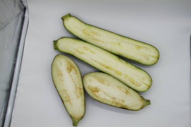 Beyaz arka planda patlıcan ve kabak kesimi