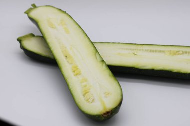 beyaz arkaplanda kabak kesimi