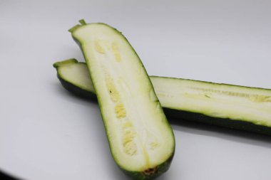 beyaz arkaplanda kabak kesimi