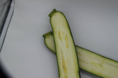 beyaz arkaplanda kabak kesimi