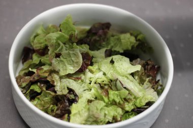 marul ve soğan salatası.