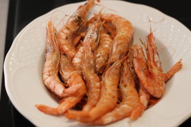 Zeytinyağında taze karides ve sarımsak.