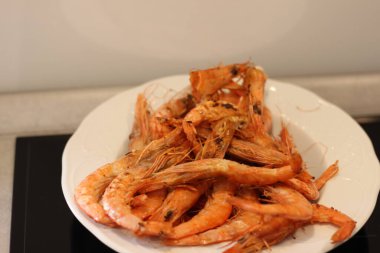 Zeytinyağında taze karides ve sarımsak.