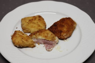 Tabakta kızarmış San Jacobos