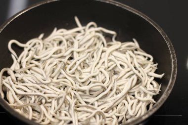 Geleneksel İspanyol yemekleri. Tavada yağ birikintisi