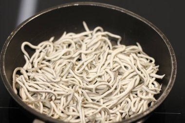 Geleneksel İspanyol yemekleri. Tavada yağ birikintisi