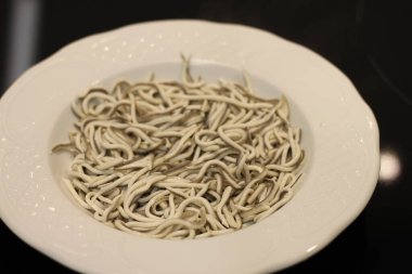 Geleneksel İspanyol yemekleri. Beyaz tabakta yağ birikintileri