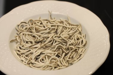 Geleneksel İspanyol yemekleri. Beyaz tabakta yağ birikintileri