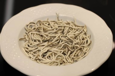 Geleneksel İspanyol yemekleri. Beyaz tabakta yağ birikintileri