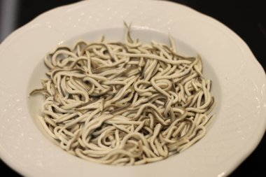 Geleneksel İspanyol yemekleri. Beyaz tabakta yağ birikintileri