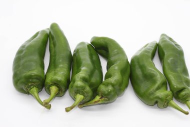 yeşil biberler beyaz arkaplanda izole