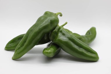 yeşil biberler beyaz arkaplanda izole