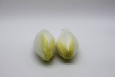 beyaz arkaplanda hindibaları izole