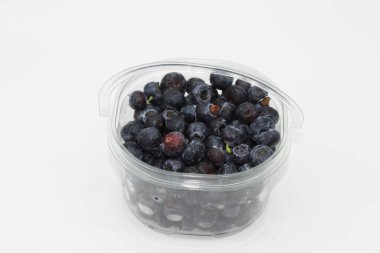 Beyaz arkaplanda yaban mersini izole edilmiş.