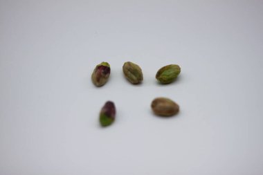 Soyulmuş fıstıklar beyaz arkaplanda izole edilmiş.