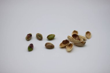 Soyulmuş fıstıklar beyaz arkaplanda izole edilmiş.