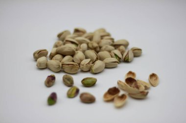 Fıstıklar beyaz arkaplanda izole edilmiş
