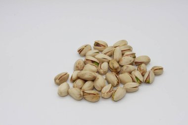 Fıstıklar beyaz arkaplanda izole edilmiş