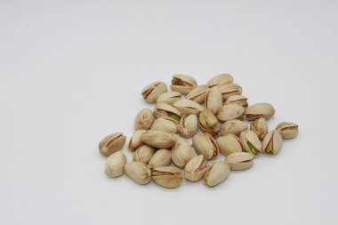 Fıstıklar beyaz arkaplanda izole edilmiş