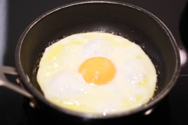 Tavada kızarmış yumurta.