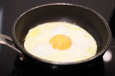 Tavada kızarmış yumurta.