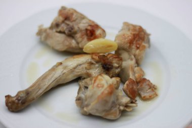 Beyaz arka planda izole edilmiş kızarmış tavşan.