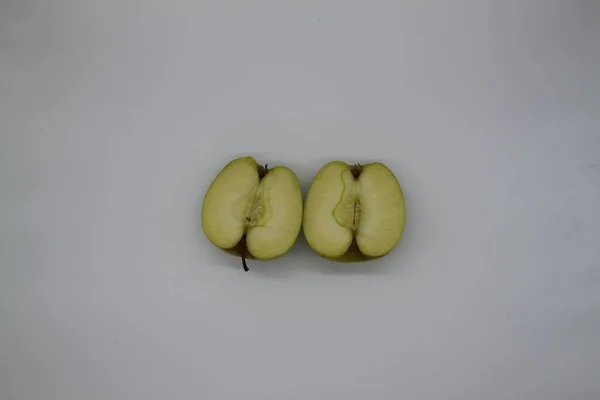 Zlaté Jablko Krájené Polovinu Bílém Pozadí — Stock fotografie