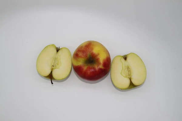 Manzanas Enteras Cortadas Doradas Rojas Mitades Sobre Fondo Blanco — Foto de Stock