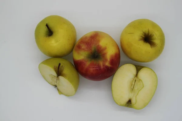 Manzanas Enteras Cortadas Doradas Rojas Mitades Sobre Fondo Blanco — Foto de Stock