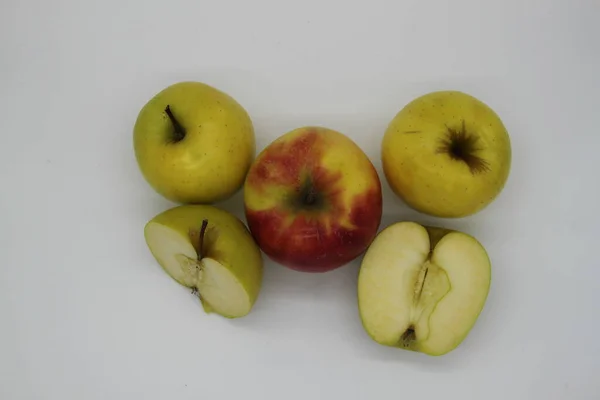 Manzanas Enteras Cortadas Doradas Rojas Mitades Sobre Fondo Blanco — Foto de Stock